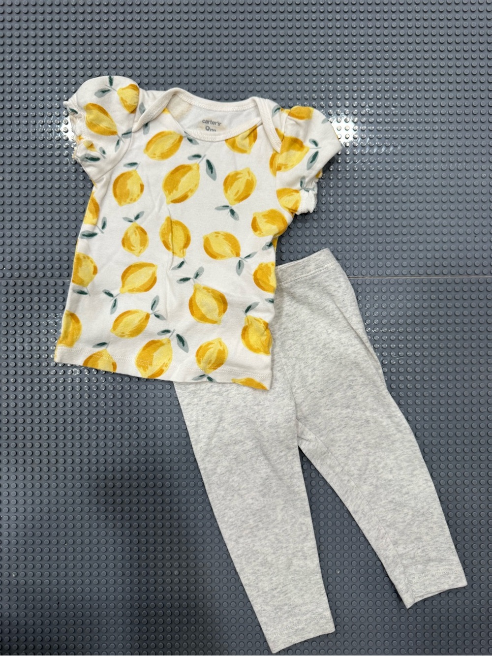 Carter’s short sleeve top with pant set size 9month